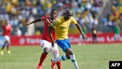 Anela Ngcongca, à droite, lors d'un match entre Mamelodi Sundowns et Al-Ahly, Afrique du Sud, le le 7 mars 2020.