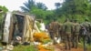 Des soldats des Forces de défense congolaises inspectent les lieux d'une attaque près de la ville d'Oicha, à 30 km de Beni, en République démocratique du Congo, le 23 juillet 2021.
