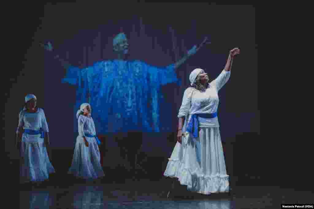 La compagnie de danse d'Assane Konte, KanKouran West African Danse Compagny sur scène, à Washington D.C., le 5 juin 2017. (VOA/Nastasia Peteuil)