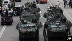 2016年1月14日印尼軍人乘裝甲車在14日發生爆炸的地點附近巡邏