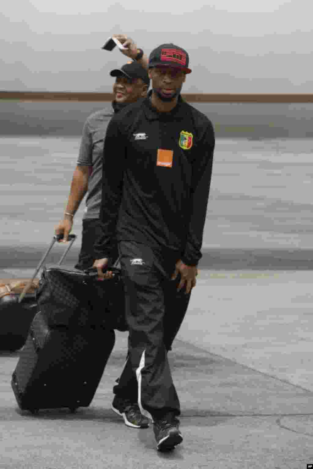 Seydou Keita, joueur de football malien, marche à l'arrivée à l'aéroport international de Malabo à Malabo, Guinée équatoriale vendredi Jan, 16, 2015.