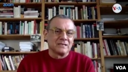 El escritor, periodista y profesor universitario salvadoreño Horacio Castellanos Moya durante una entrevista con la VOA el 24 de marzo de 2021. Foto de captura de pantalla de Alonso Castillo, VOA.