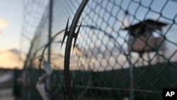 Le soleil se lève sur le centre de détention de Guantanamo à Cuba , le 13 mai 2009.