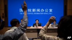 中國國務院港澳辦公室發言人楊光在北京舉行的記者會上準備回答記者提問題。(2019年8月6日) 