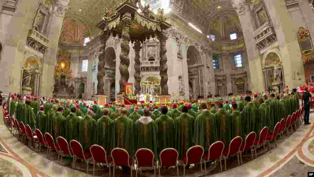 Le pape François célèbre une messe devant les évêques en la basilique Saint-Pierre au Vatican, le dimanche 5 octobre 2014 pour ouvrir le Synode extraordinaire sur la famille. (AP Photo / Alessandra Tarantino)