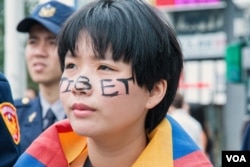 參加抗議活動的台灣年輕人。 （美國之音記者方正拍攝）