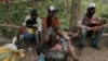 Migrantes venezolanos descansan mientras se alejan de la frontera con Venezuela hacia Pamplona, Colombia, el miércoles 7 de octubre de 2020.