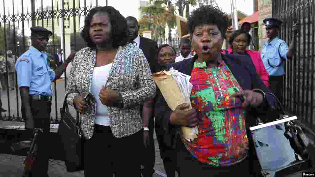 Des membres du parlement du Kenya, Gladys Wanga, à gauche, et Christine Mbaya quittent l'Assemblée nationale pour protester contre l'adoption d'une loi nouvelles anti-terroriste dans la capitale kényane, Nairobi, le 18 décembre 2014.