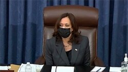 參議院電視顯示副總統賀錦麗為通過與拜登新冠病毒紓困方案有關的預算決議案投下打破平衡的關鍵一票。 (2021年2月5日)