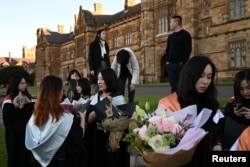 澳洲雪梨大學的中國留學生在校園參加畢業典禮。（2020年7月4日）