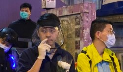 民主黨立法會議員許智峯批評警方濫用防疫新例打壓集會及公民自由。（美國之音湯惠芸攝）