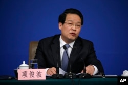 2016年3月12日，中國保險監督管理委員會主席項俊波在人大會議期間的記者會上講話