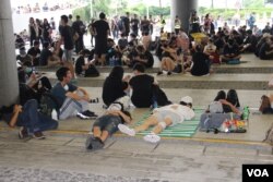 立法會示威區內席地而坐，席地而躺的抗議者不願離去 （美國之音記者申華拍攝）