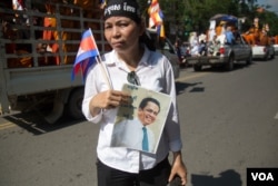រូបឯកសារ៖ ស្ត្រី​ម្នាក់​កាន់​រូបភាព​លោក កែម ឡី ខណៈ​ពេល​ប្រជា​ពលរដ្ឋ​រាប់​ម៉ឺន​នាក់​ចូលរួម​ជូន​ដំណើរ​លោក​ កែម ឡី​ នៅ​ថ្ងៃ​អាទិត្យ​ ទី​២៤ ខែកក្កដា​ ឆ្នាំ២០១៦​។