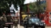 Des agents de la police anti-émeute zambiens patrouillent dans les rues de Lusaka, le 15 janvier 2018, lors de la marche des commerçants et vendeurs zambiens pour protester contre l'interdiction du commerce de rue visant à enrayer une épidémie mortelle de