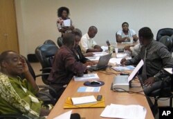 Jornalistas independentes e membros da sociedade civil trabalham durante um forum da Open Society em Luanda