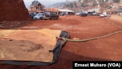 Le gouvernement provincial installe, avec l'appui de l'Unicef, des poches d'eau Bladder dans certains quartiers où le cholera se manifeste, à Bukavu, Sud-Kivu, RDC, 17 septembre 2017. (VOA/Ernest Muhero)