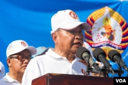 រូបឯកសារ៖ លោក សាយ​ ឈុំ​ អនុប្រធាន​គណបក្ស​ប្រជាជន​កម្ពុជា​ នៅក្នុង​ថ្ងៃទី១​ នៃ​យុទ្ធនាការ​ឃោសនា​បោះឆ្នោត​ឃុំ​-សង្កាត់​ ក្នុង​រាជធានី​ភ្នំពេញ​ នៅថ្ងៃ​ទី២០​ ខែ​ឧសភា​ ឆ្នាំ​២០១៧។ (VOA)