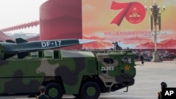 中國軍車載著DF-17東風高超音速彈道導彈參加中國國慶70週年典禮。（2019年10月1日）