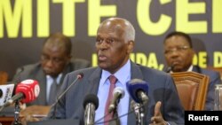 Le président angolais, Jose Eduardo dos Santos, ici en réunion à Luanda, Angola, le 2 décembre 2016, a également critiqué la police après l'accident. 