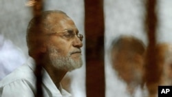 Mohamed Badie, en prison au Caire (AP Photo/Ahmed Omar) 