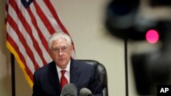 រដ្ឋលេខាធិការ​ Rex Tillerson ថ្លែង​នៅ​ក្នុង​សន្និសីទ​សារព័ត៌មាន​មួយ​នៅអាកាសយានដ្ឋាន​អន្តរជាតិ​ Palm Beach នៅ​ West Palm Beach រដ្ឋ Florida កាល​ពី​ថ្ងៃទី​០៦ មេសា ២០១៧។