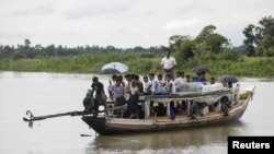 ជនជាតិ​ភាគតិច​រ៉ូហ៊ីងយ៉ា​កាន់​សាសនា​ឥស្លាម​ធ្វើ​ដំណើរ​តាម​ទូក​នៅ​ក្នុង​ទន្លេ​ក្នុង​ក្រុង Buthidaung ប្រទេស​មីយ៉ាន់ម៉ា កាលពី​ថ្ងៃទី៧ ខែមិថុនា ឆ្នាំ២០១៥។
