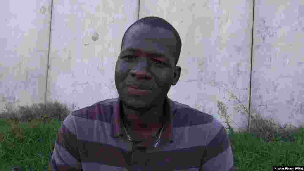 Babacar Sogoba, un Malien de 22 ans. Il a quitté son pays en 2014 pour tenter de rejoindre l'Europe. Il pose pour VOA Afrique dans le centre d'accueil de la Croix Rouge italienne derrière la gare de Tiburtina, Rome, 5 octobre 2015 (Nicolas Pinault/VOA). 
