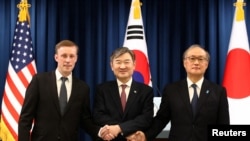 2023年12月9日，南韓國家安全顧問趙泰勇（中），與美國國家安全顧問沙利文（左）以及日本國家安全顧問秋葉武夫（右邊）在新聞發布會後握手。 （美聯社）