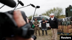 Le Président des États-Unis, Donald Trump, sur les rives du Rio Grande lors de sa visite à la frontière américano-mexicaine à Mission, au Texas, le 10 janvier 2019.
