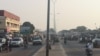 Le marché Total, l'un des plus grands de Brazzaville, est resté sans électricité, le 30 août 2021. (VOA/Arsène Séverin)
