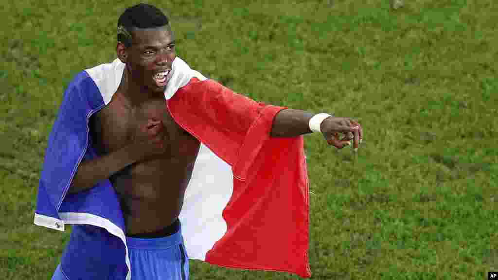 Paul Pogba célèbre après que la france a gagné un match de demi-finale face à l'Allemagne au stade Vélodrome à Marseille, le 7 juillet 2016.