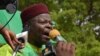 L'ancien président du Niger, Mahamane Ousmane, s'exprime lors d'une marche à Niamey le 15 juin 2014.