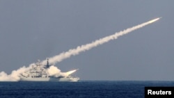 中國海軍2013年10月17日在山東青島附近的海域舉行製導導彈實彈演習。