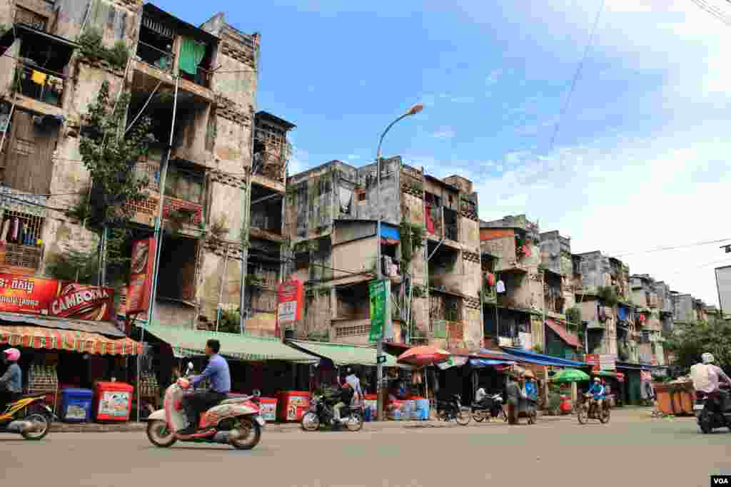 ទិដ្ឋភាពជាទូទៅនៃអគារប៊ូលឌីងនិងអ្នករស់នៅក្នុងអគារប៊ូលឌីងក្នុងរាជធានីភ្នំពេញកាលពីថ្ងៃសុក្រទី៥ ខែកញ្ញា ឆ្នាំ២០១៤។ (នូវ ពៅលក្ខិណា/VOA)