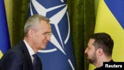 На архівному фото Генеральний секретар НАТО Йенс Столтенберг і президент України Володимир Зеленський на спільному прес-брифінгу в Києві на тлі нападу Росії на Україну7 Україна, 20 квітня 2023 року. REUTERS/Аліна Яриш
