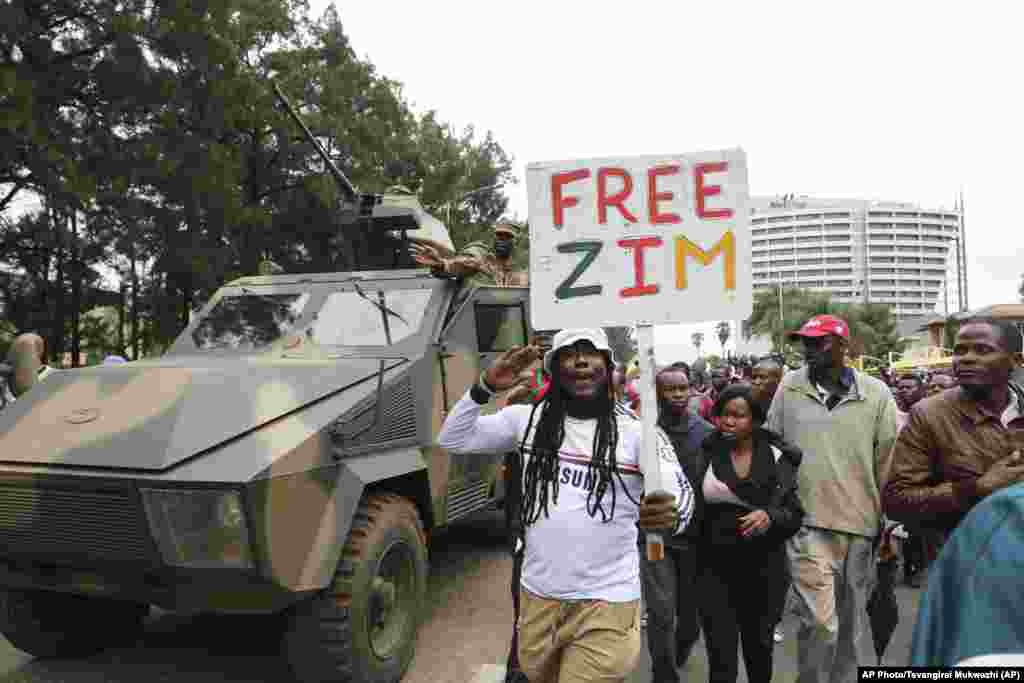 L'armée, qui a assigné Mugabe en résidence surveillée cette semaine,encadre la manifestation, Harare, Zimbabwe, 18 novembre 2017. 