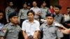 Kyaw Soe Oo et Wa Lone quittant sous bonne escorte policière le tribunal à Rangoun, Birmanie, le 20 août 2018. 