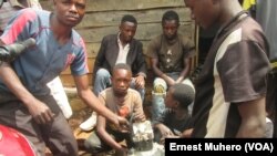 Des ex enfants apprennent la mécanique dans la fondation solidarité des hommes FSH à Bukavu, en RDC, le 14 octobre 2016. (VOA/Ernest Muhero)