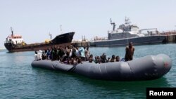 Des migrants secourus par les gardes-côtes libyens, près de Tripoli, Libye, le 6 mai 2017.
