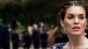 川普总统任命的的白宫通讯联络办公室主任霍普&middot;希克斯(Hope Hicks)随同总统访问越南，在两国领导人在河内举行联合记者会之后，站在总统附近（2017年11月12日）。2018年2月28日消息，川普总统任职最长的助手、白宫通讯联络办公室主任霍普&middot;希克斯(Hope Hicks)正在辞职。白宫发言人桑德斯说，希克斯的离职日期还有待确定，但是她会在&ldquo;今后几个星期内&rdquo;离开。