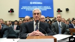 អតីតរដ្ឋអាជ្ញាពិសេសលោក Robert Mueller ស្តាប់សមាជិកគណៈកម្មការធ្វើការអធិប្បាយ មុនធ្វើសក្ខីកម្ម នៅវិមាន Capitol Hill ក្នុងរដ្ឋធានីវ៉ាស៊ីនតោន កាលពីថ្ងៃទី២៤ ខែកក្កដា ឆ្នាំ២០១៩។ 