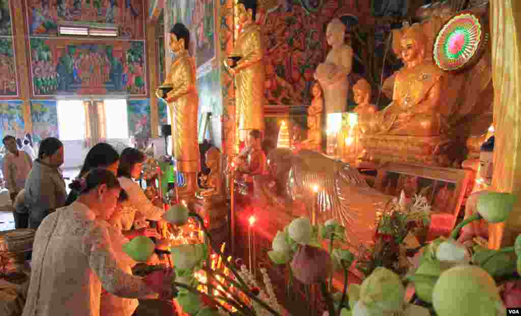 ប្រជាពលរដ្ឋខ្មែរ នៅថ្ងៃបុណ្យចូលឆ្នាំខ្មែរ ក្នុងវត្តមួយជាយរាជធានីភ្នំពេញ កាលពីថ្ងៃទី១៤ ខែមេសា ឆ្នាំ២០១៧។ (ហ៊ាន សុជាតា/VOA)