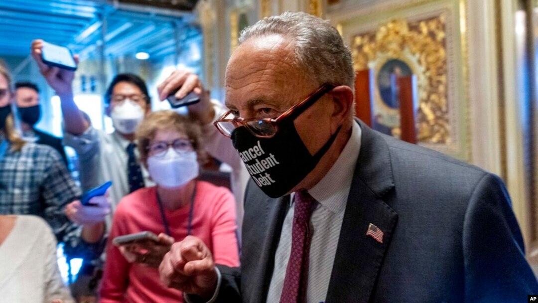 El líder de la mayoría en el Senado de EE. UU., Chuck Schumer, sale de una reunión demócrata del Senado agitando el puño en el Capitolio en Washington, el 6 de octubre de 2021.
