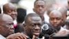 Le principal leader de l'opposition ougandaise, Kizza Besigye (C), s'adresse aux médias à Kampala, la capitale ougandaise, le 4 octobre 2016. (Photo Reuters)