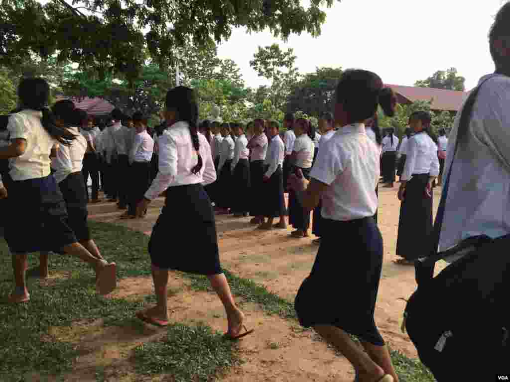 សិស្សស្រីនៅវិទ្យាល័យហ៊ុន សែនប្រាសាទបាគង ដែលលោកស្រី Michelle Obama បានទៅធ្វើទស្សនកិច្ចនៅថ្ងៃសៅរ៍ ទី២១ ខែមីនា ឆ្នាំ២០១៥ ក្នុងខេត្តសៀមរាប នៃប្រទេសកម្ពុជា។