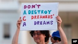 Julia Paley manifeste auprès du DMV Sanctuary Congregation Network, devant la Maison Blanche, à Washington, le 4 septembre 2017. 