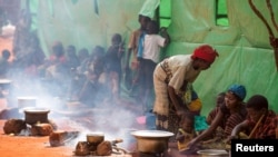 Wakimbizi kutoka Burundi waliokimbia machafuko na mvutano wa kisiasa waonekana kwenye kambi ya wakimbizi ya Nyarugusi magharibi mwa Tanzania, Mei 28, 2015.