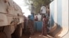 Des habitants du PK5 manifestant devant le siège de la MINUSCA à Bangui, le 11 avril 2018.