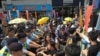 港府高官巡遊宣傳政改遇示威團體狙擊